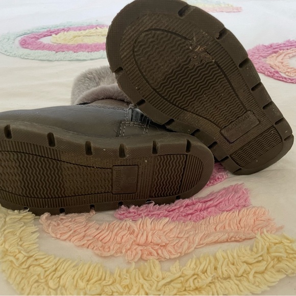 Oshkosh little girl boots different shades of grey with top faux fur size 9 - Picture 5 of 5